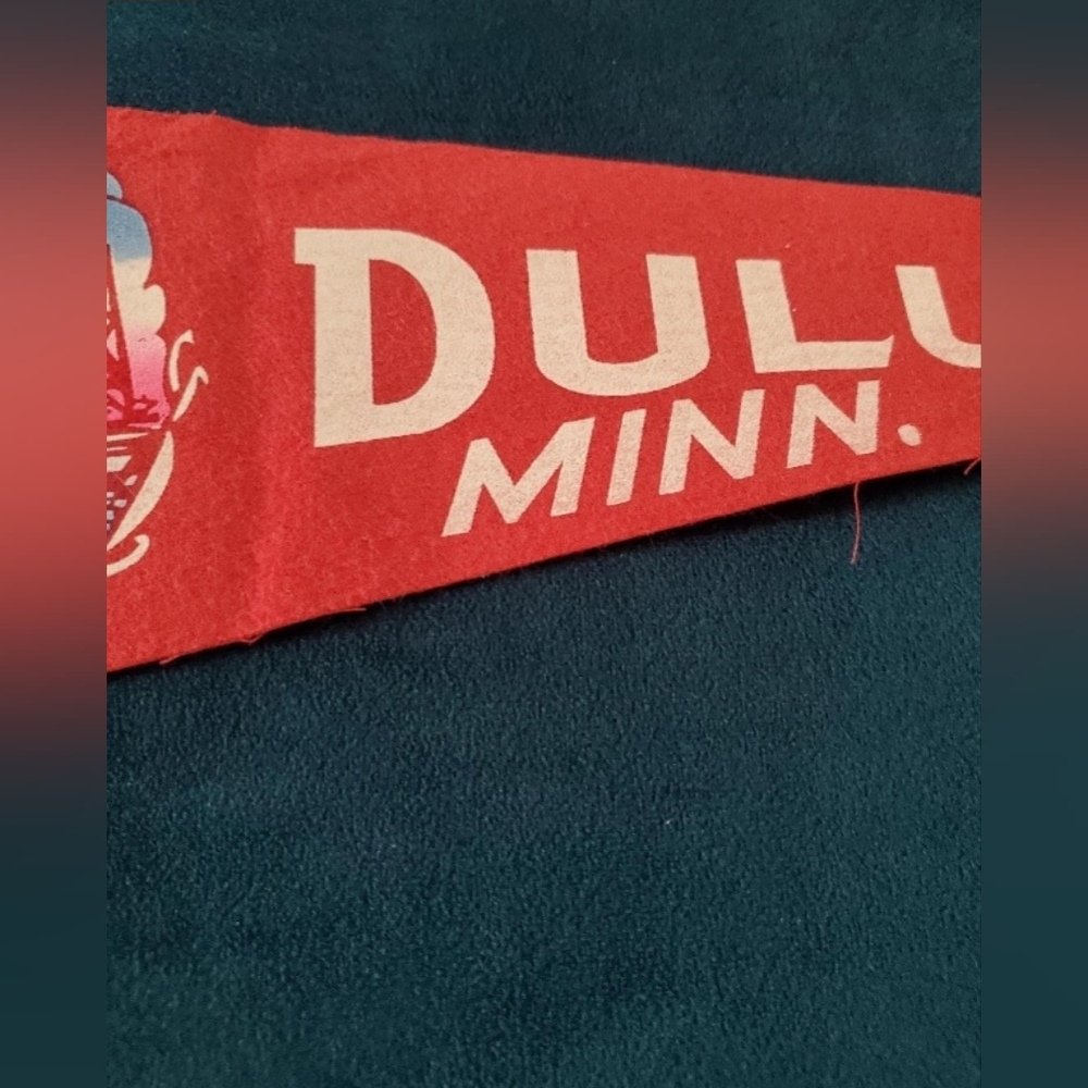 VINTAGE Souvenir/felt wall Pennant/Duluth Minnesota/Lift Bridge/Travel Pennant